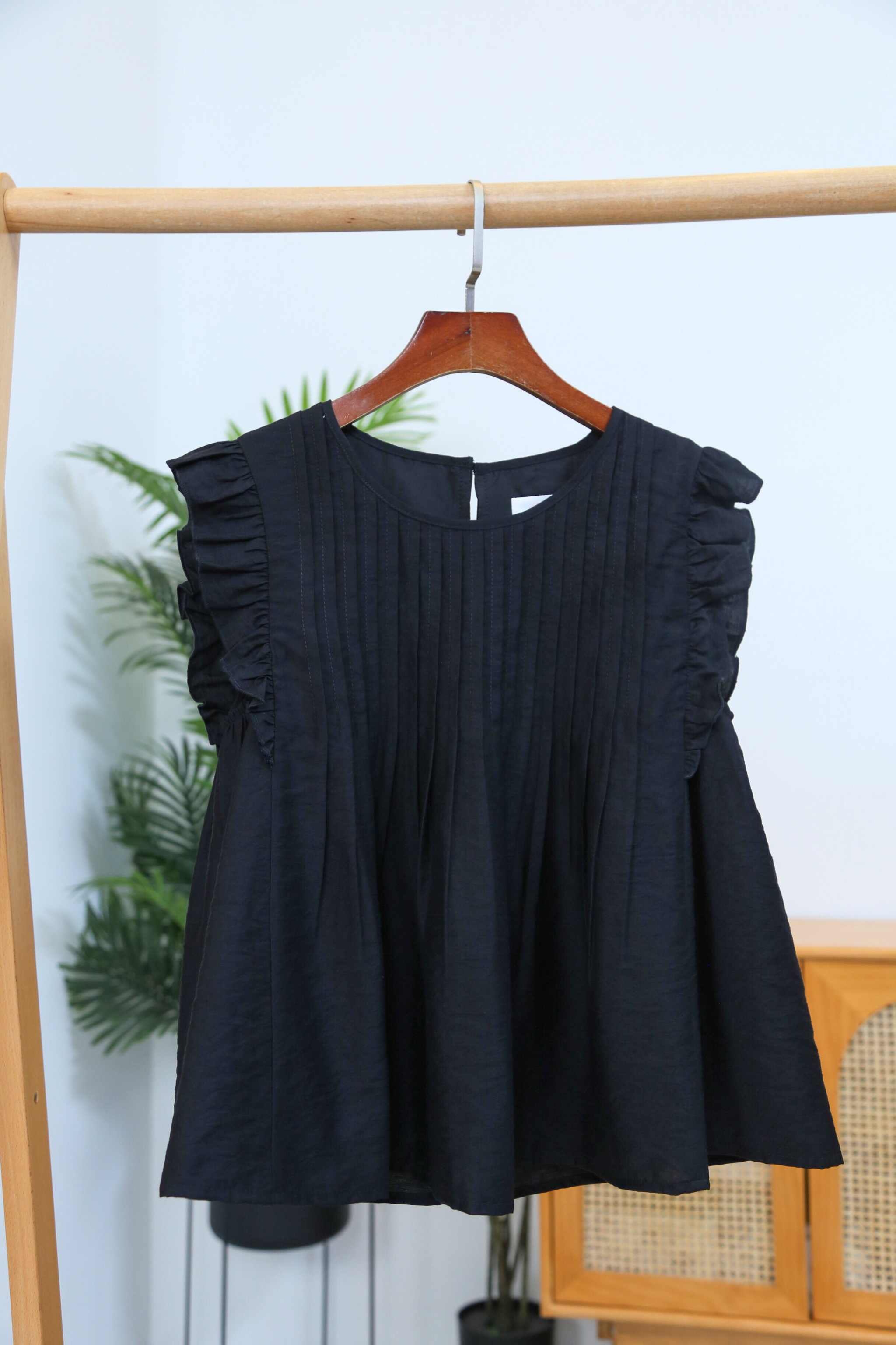 Gentle Pleat Sleeveless Top Black