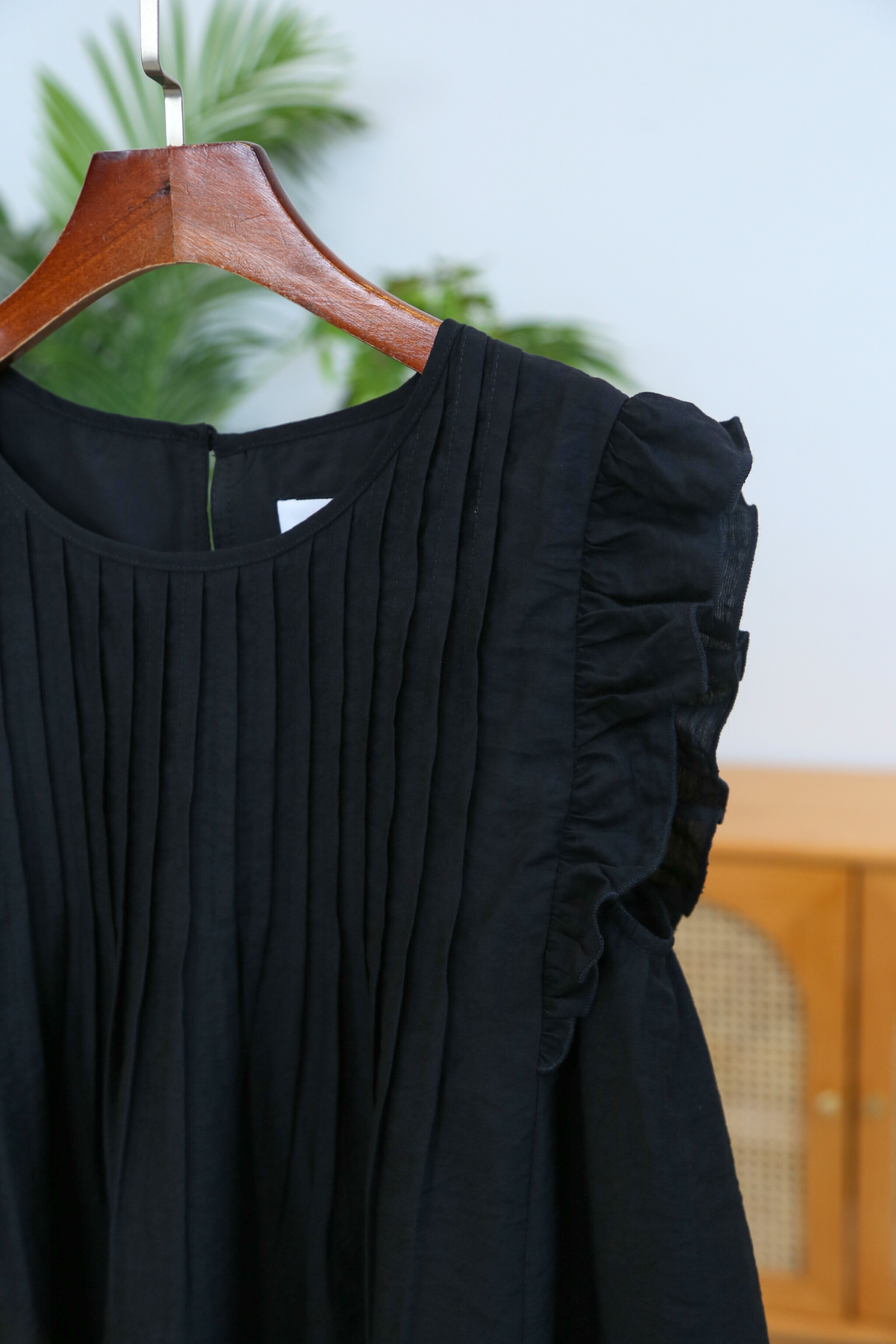 Gentle Pleat Sleeveless Top Black