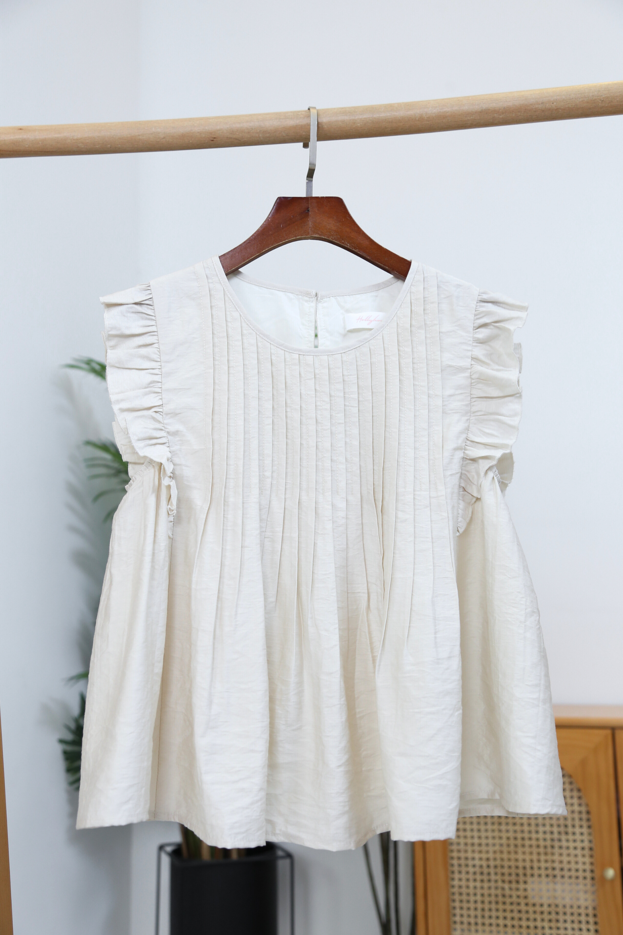 Gentle Pleat Sleeveless Top Cream
