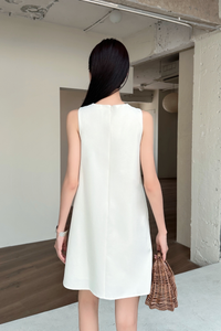 Pretty Mood Keyhole Shift Dress Ivory
