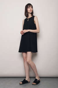 Pretty Mood Keyhole Shift Dress Black