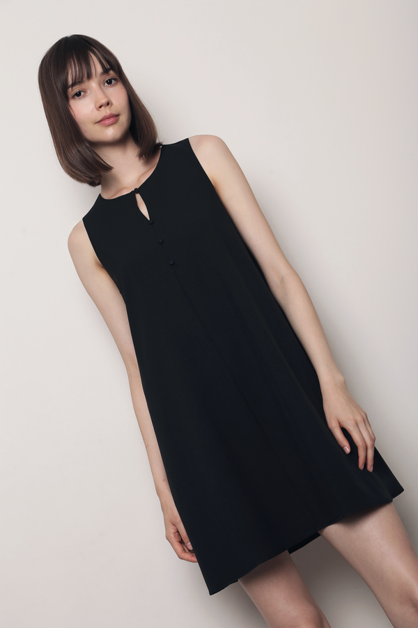 Pretty Mood Keyhole Shift Dress Black
